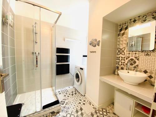 尼姆Feel@Home Nemausus « Le 4 »的带淋浴、盥洗盆和洗衣机的浴室