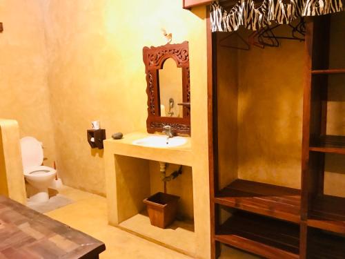 拉穆莫斯艾菲妮酒店的一间带水槽和镜子的浴室