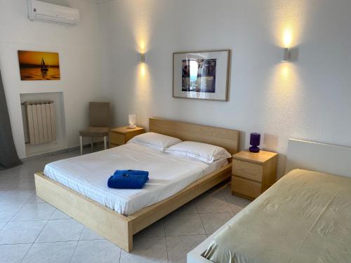 Sant’Agata Li Battiati Villa Leucatia的一间卧室,配有一张蓝色袋子的床