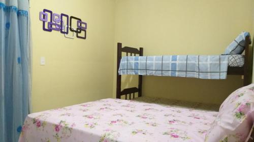 卡拉瓜塔图巴Praia de Massaguaçu的一间卧室配有两张双层床。