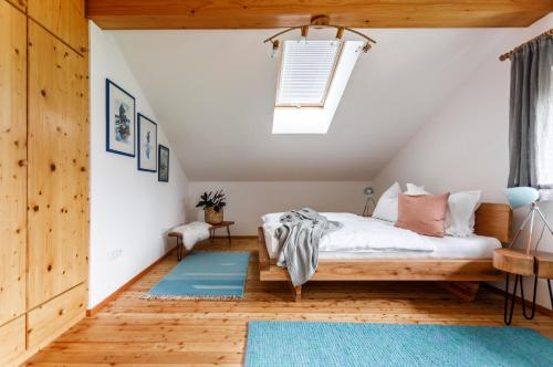 萨尔察赫河畔戈灵Ferienwohnung am Bründlweg的一间卧室配有一张床和蓝色地毯