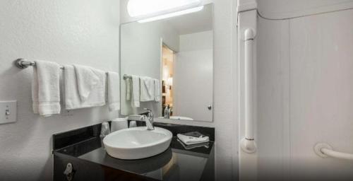 威奇托Studio 6 Wichita, KS - Airport的白色的浴室设有水槽和镜子