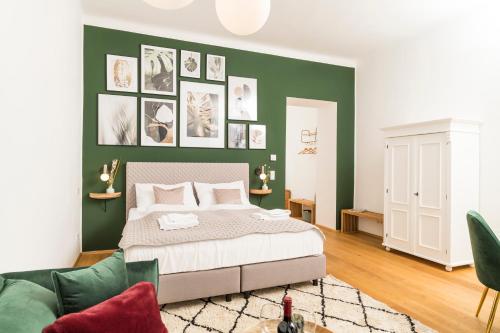 维也纳Mint@Naschmarkt Premium Apartments的一间卧室设有一张床和绿色的墙壁