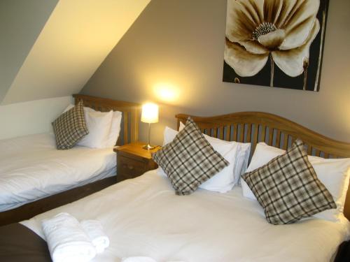 牛津The Chequers Inn的配有2张单人床的客房,配有2盏灯