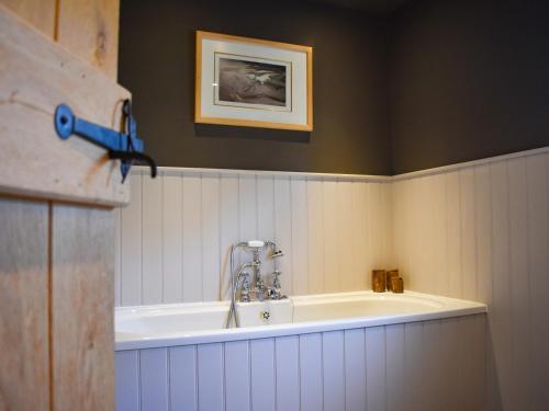 彭里斯Yew Tree的客房内的浴室设有大型白色水槽