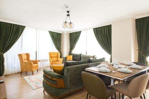 伊斯坦布尔Emin Residence的客厅配有沙发和桌椅