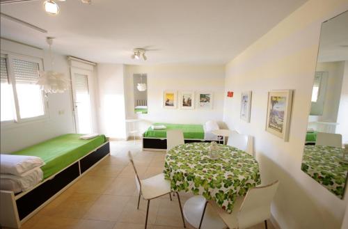 塔里法Livingtarifa Carpe Diem的一间带桌子和床的房间以及一间用餐室