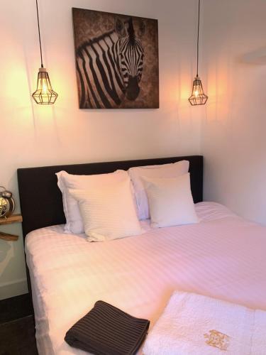 赞德沃特Finch guesthouse的一间卧室,配有一张带斑马图的床铺