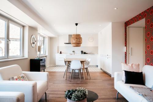 科尔马LE 19 KLEBER climatisé的客厅配有白色家具和桌子