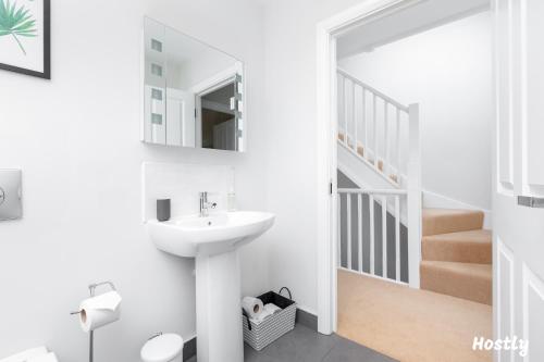 斯劳Turtle and Rabbit - Comfortable and Spacious Houses的白色的浴室设有水槽和楼梯