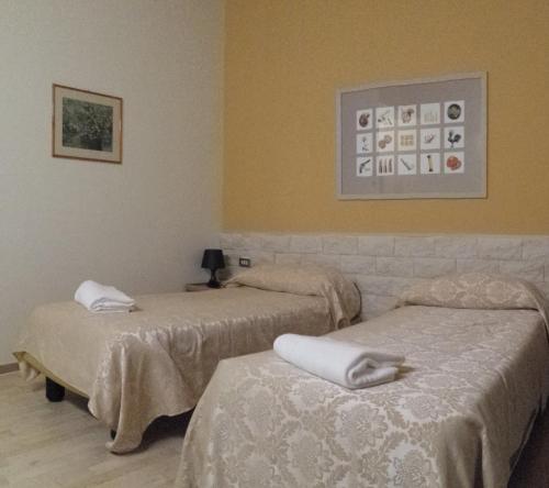 鲁巴诺勒卡兰德雷酒店的一间设有两张床铺和毛巾的房间