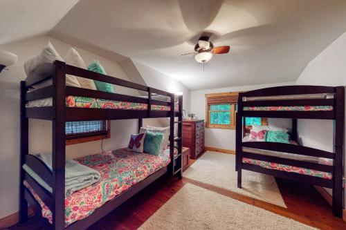 北康威Artist Brook Escape的一间卧室设有两张双层床和吊扇