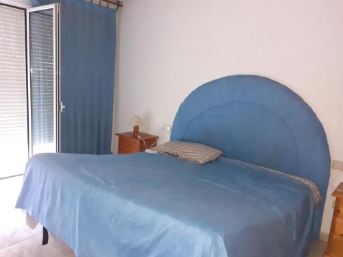 AlmenarCasa URIN的卧室内的蓝色床头板