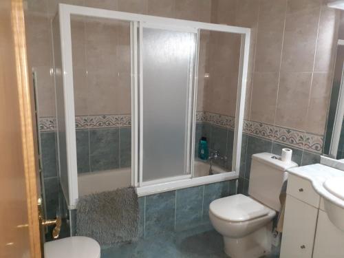 AlmenarCasa URIN的浴室配有卫生间、淋浴和盥洗盆。