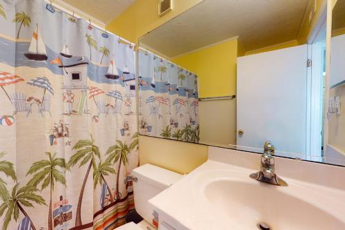 默特尔比奇Beachfront Blessing的一间带水槽、卫生间和镜子的浴室