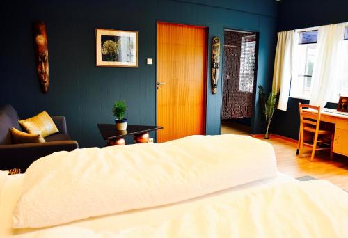 SmølaEco Camp Norway的一间卧室设有一张床和蓝色的墙壁