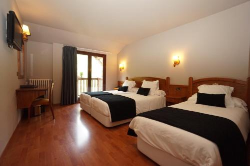 奥尔迪诺Hotel & SPA Niunit的酒店客房设有两张床和窗户。