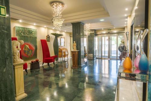 马德里桑丘酒店的大厅,大楼内展示花瓶