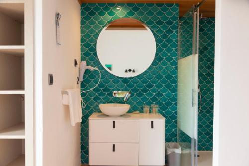 埃斯普霍斯Hotel Roca Plana的一间带水槽和镜子的浴室