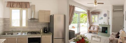 科尔萨诺villa Sonia的厨房配有冰箱和水槽。