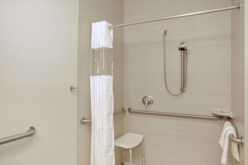 格兰福克格兰福克拉金塔旅馆及套房的带淋浴和卫生间的浴室