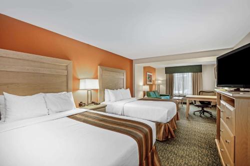 格兰福克格兰福克拉金塔旅馆及套房的酒店客房设有两张床和一台平面电视。