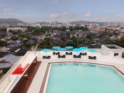 全州市Lahan Hotel Jeonju的一座城市建筑屋顶上的游泳池