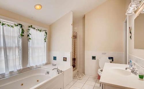 West TisburyWest Tisbury Inn的带浴缸、卫生间和盥洗盆的浴室