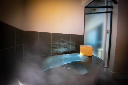 别府国东庄旅馆的带浴缸的浴室,内有木块