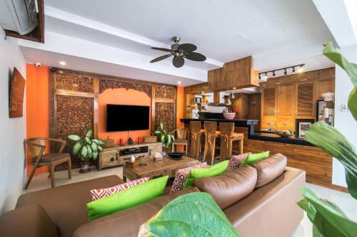 八丹拜CASA MIMBA - Seaview Private Pool Villa Padangbai的客厅配有沙发和桌子