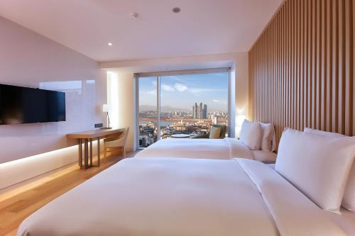 首尔恩特拉江南酒店的酒店客房设有两张床和大窗户。