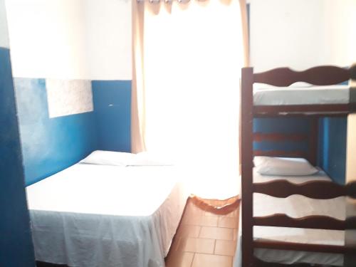 桑托斯Pousada das Goianas的一间卧室设有两张双层床和一扇窗户。