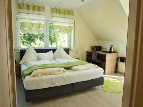 索梅劳森克斯博尔格霍夫加斯特豪斯安德文蔚卡夫酒店的一间卧室设有一张大床和窗户