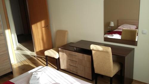 索非亚Apartments Mladost 1A的客房设有书桌、镜子和床。