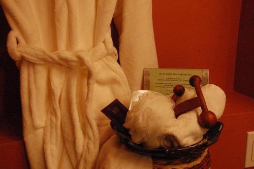 基洛纳鹌鹑岭度假天堂住宿加早餐旅馆的 ⁇ 子旁的篮子中的女人的雕像