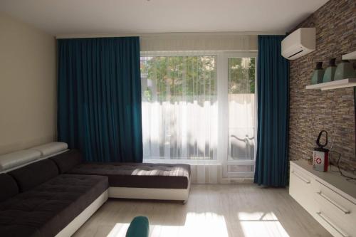 圣弗拉斯Луксозен апартамент Свети Влас Вила Аристо的带沙发和大窗户的客厅