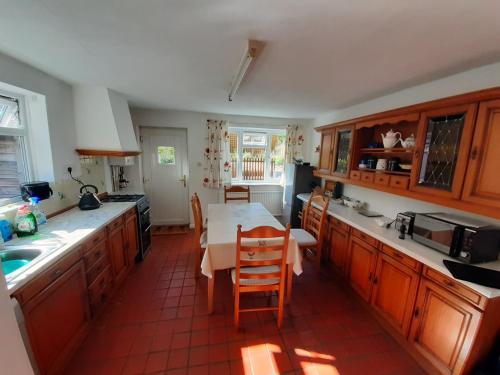 CotgravePlumtree Cottage的厨房配有桌椅
