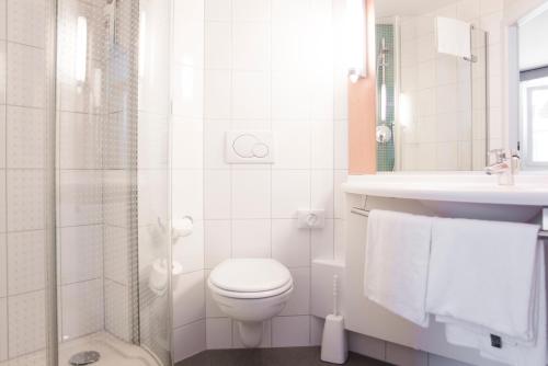 德莱蒙德莱蒙宜必思酒店的白色的浴室设有卫生间和水槽。