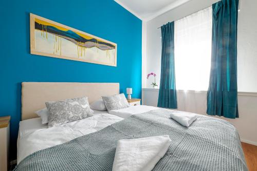 希贝尼克Globo - self check-in hostel的一间卧室设有两张带蓝色墙壁的床