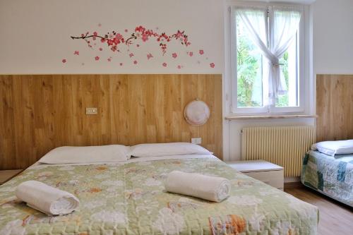 莱维科特尔梅Hotel Dolomiti的一间卧室配有一张带两个枕头的床