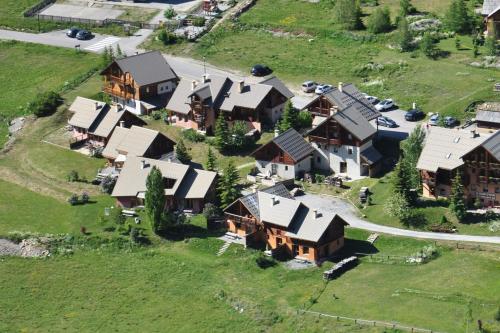内瓦什Le Sorè Hameau des Chazals Nevache Hautes Alpes的大房子的空中景色