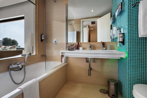 阿尔沃尔若昂二世佩斯塔纳度假酒店的一间带水槽、浴缸和淋浴的浴室