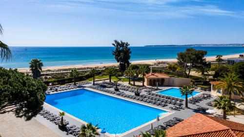 阿尔沃尔Pestana Alvor Beach Villas Seaside Resort的享有游泳池和海滩的空中景致