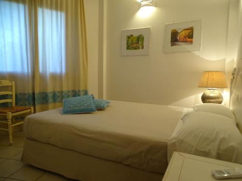 维拉西米乌斯Hotel Mariposas的一间卧室配有床、灯和窗户