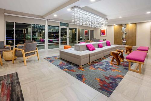 费德勒尔韦联邦路 - 西雅图克拉荣酒店的带沙发和地毯的客厅