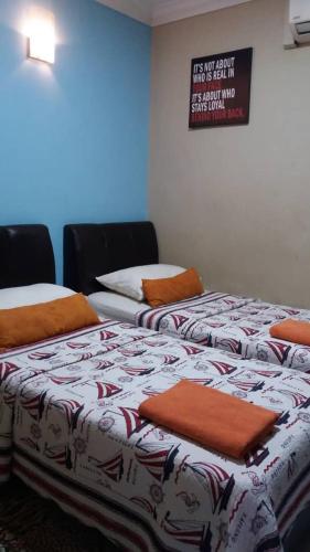 PakaManja Inn, Paka的两张睡床彼此相邻,位于一个房间里