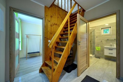 普热谢卡Pensjonat Olympia的浴室设有木制楼梯,毗邻带淋浴的浴室