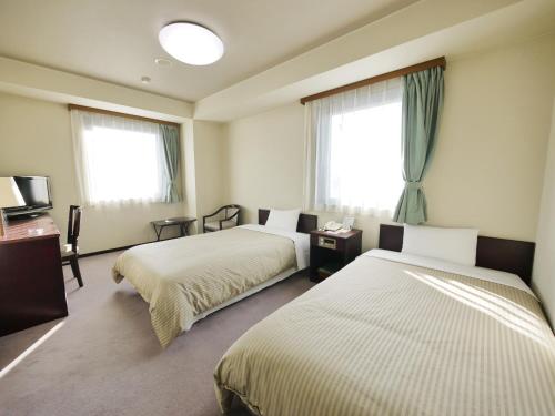 岛田岛田站前路线酒店的酒店客房带两张床和两个窗户