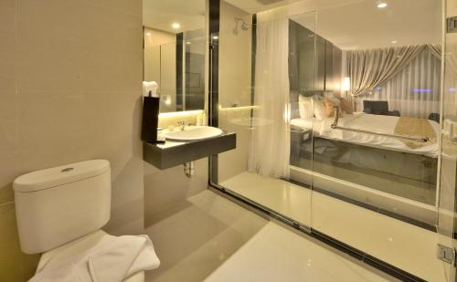 北干巴鲁北干巴鲁左克罗酒店的一间带卫生间和水槽的浴室