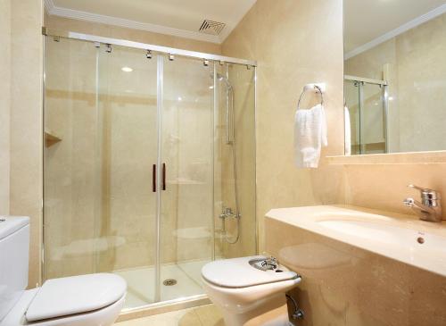 彼德拉斯布兰卡斯彼德拉斯内格酒店的带淋浴、卫生间和盥洗盆的浴室